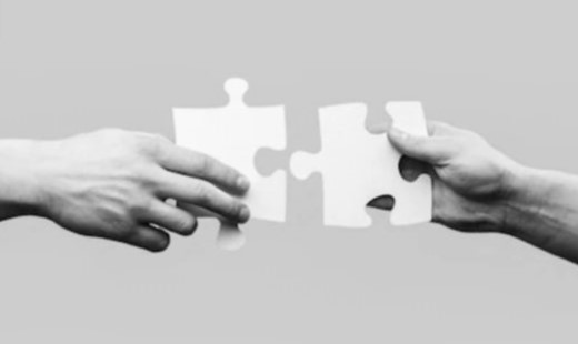 manos con piezas de rompecabezas